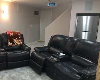 Privacy, entertainment, comfort galore 2 BR LR 1BA Home Theater, Pool Table - Suffield - Living room
