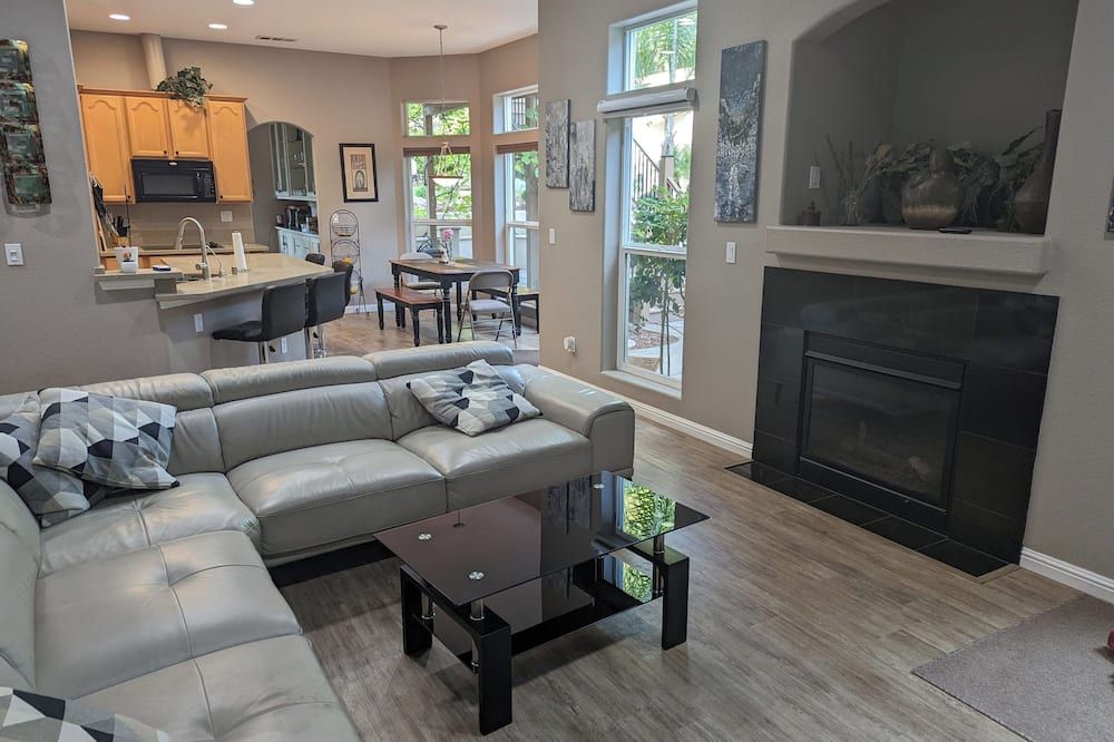 Luxurious 5BR w/Pool Oasis in Fair Oaks, CA - Fair Oaks - Sala de estar