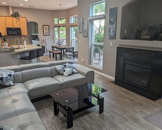 Luxurious 5BR w/Pool Oasis in Fair Oaks, CA - Fair Oaks - Sala de estar