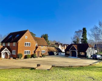 Hillside Farm Barn - Woking - Building