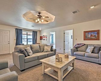 'The Eagar House' White Mountains Gem w/ Views! - Eagar - Living room