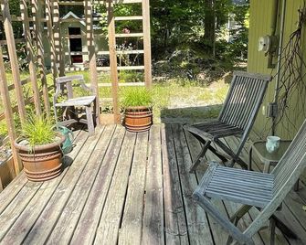 Charming bayside Kawarthas cottage with antique finishes and original art - Havelock - Patio