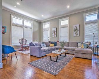 Charming State Thomas Home - Big Groups Welcome! - Dallas - Living room