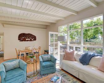 Vacation Rental Home ~ 1 Mi to Carmel Beach! - Carmel-by-the-Sea - Living room