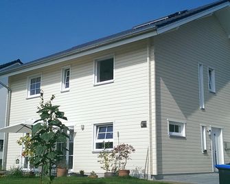 Holiday apartment with disabled access in a wooden house in a rural area - Wermelskirchen - Gebouw