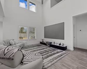 Luxury Modern & Spacious Retreat - Richmond - Living room