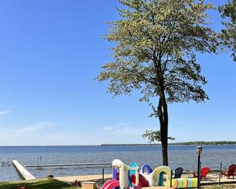 Cedar Oaks Lakeside Resort - Houghton Lake - Formally Ohana / Riviera Resort. - Prudenville - Playa