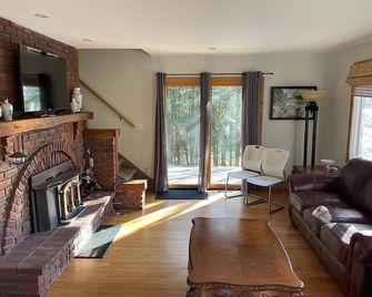 The Kutir - Entire Cottage - 6 Privacy Acres in Meaford - 5 Mins to Georgian Bay - Balmy Beach - Living room