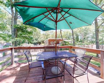 Cozy getaway in a central location w/ a full kitchen & furnished deck - Oak Bluffs - Balcony