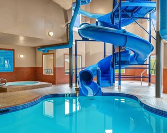 Prairie Crest Red Deer by IHG - Red Deer - Piscina