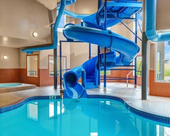 Prairie Crest Red Deer by IHG - רד דיר - בריכה
