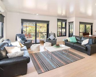 Wirraway Luxury Chalet | Lake Views | Private Gardens - 윌야브럽 - 거실