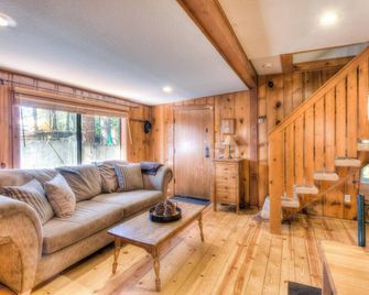 Moonlight Cove w Grill Tahoe Beach Next Door - Tahoe Vista - Living room
