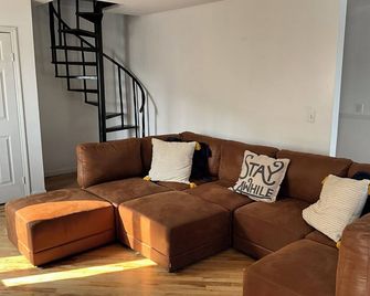 Unique Waterfront Loft: Rondout Creek Kingston, Ny - Kingston - Living room