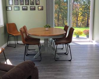 Clean & Private Mountain Home - Cumberland - Essbereich
