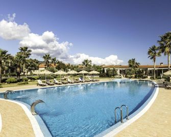 Alaçati Beach Resort & Spa - Alacati - Πισίνα