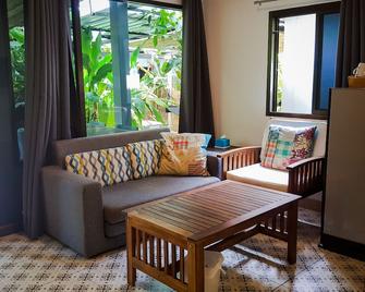 Glur Hostel - Ao Nang - Living room
