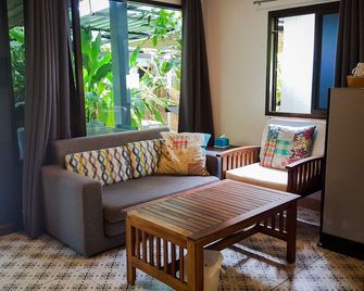 Glur Hostel - או נאנג - סלון