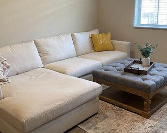 Cozy 2 Bedroom Unit with Fireplace and Hot Tub - Reno - Living room