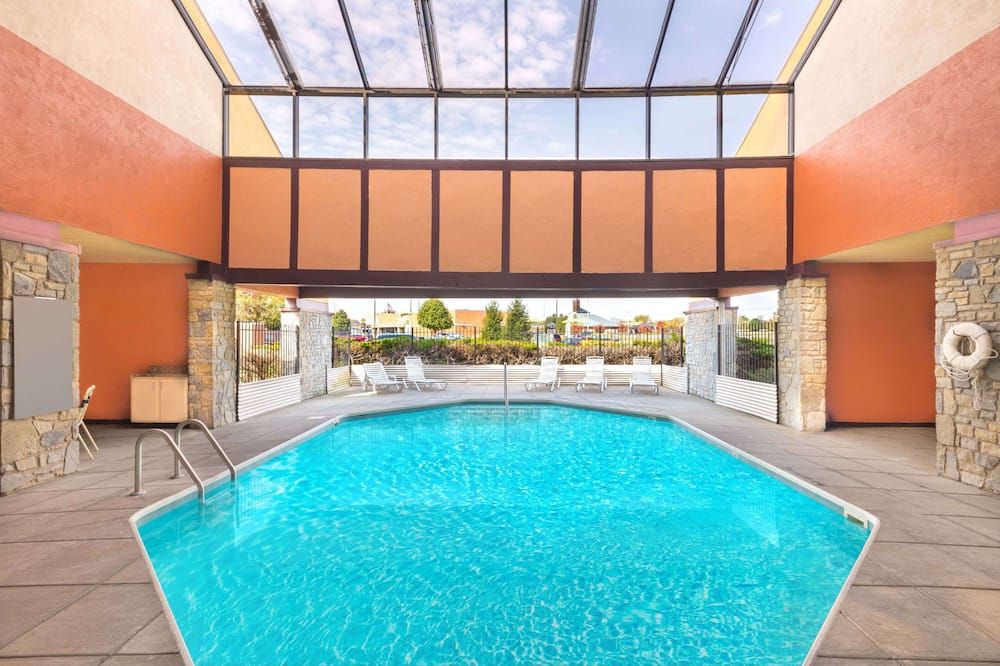 Super 8 by Wyndham Vandalia/Dayton International Airport - Vandalia - Piscina