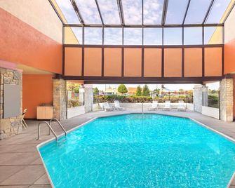 Super 8 by Wyndham Vandalia/Dayton International Airport - Vandalia - Piscina