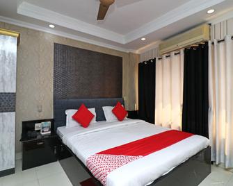 Oyo 28631 Hotel Parbati International - Āsansol - Bedroom