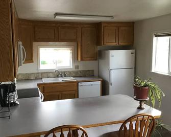 Clean and cute,1 bed, 1 bath, small town setting across from city park. - Plains - Kitchen