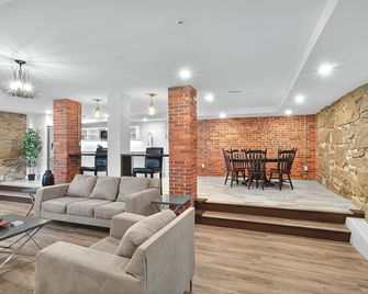 Castle Manor The Cave - More units available - Монктон - Вітальня