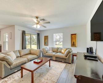 Modern Poinciana Retreat: 27 Mi to Disney World! - Poinciana - Sala de estar