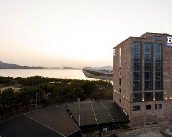 Brown-Dot Hotel Shinho - Busan - Building