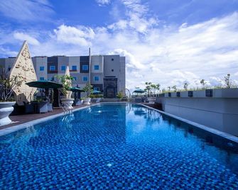 ibis Yogyakarta Adi Sucipto - Yogyakarta - Piscina