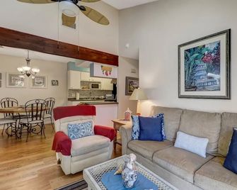 Dog Friendly Forest Ridge Condo Close to Beach by RedAwning - Fernandina Beach - Stue