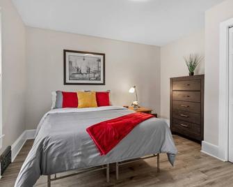 The Tiny Piney - Live. Work. Play. Downtown Green Bay! - Green Bay - Bedroom