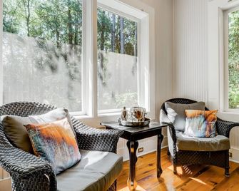 Enchanted Oasis: Walk to Village, Pool, Hot Tub, Putting Green, 3 Houses - Pinehurst - Living room