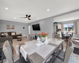 Your Next Vacation Home - Des Plaines - Dining room