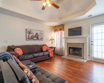 Whispering Pines Retreat With Fast Wifi/Smart Tv And Coffee Maker - Dallas - Sala de estar