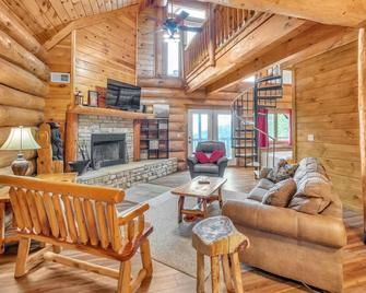 Sky Views - Panoramic Views 2 Bedroom Cabin by Heavenly Views Resort - 蓋特林堡 - 客廳