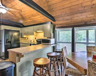1950s Serenity Pond Cabin with View Peace and Quiet! - Talladega - Kitchen