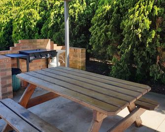 The Finley Palm Motor Inn - Finley - Pátio