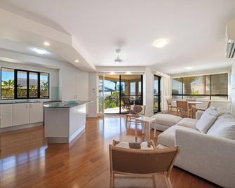 Pinnacles - Airlie Beach - Living room