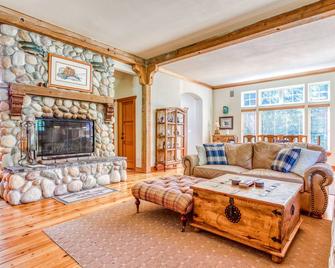 Beautiful mountain retreat with 2 suites & bunkroom, walk to dining & amenities - Government Camp - Вітальня