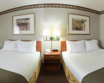 Holiday Inn Express Hotel & Suites Colby, An IHG Hotel - Colby - Bedroom