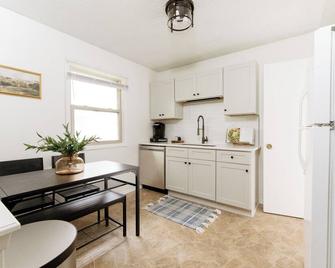5 Min to Adventureland and Casino - Fenced in yard - Altoona - Kitchen