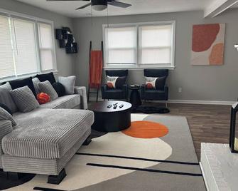 Charming 3-bedroom bungalow with WiFi, AC in Chesapeake - Chesapeake - Sala de estar