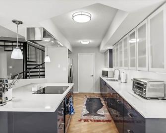 Mermaid Manor 1st Row On The Beach, Dog Friendly! - Galveston - Kitchen