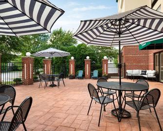 Wingate by Wyndham Louisville East - Louisville - Patio