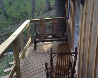 Ten Acre Treehouse, 'Captains Quarters' Sleeps 4-6 - Nauvoo - Balcony