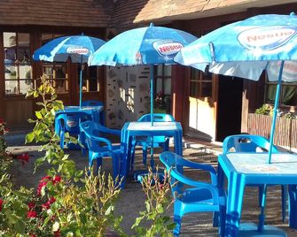 Auberge Des Pilotis - Bezancourt - Patio