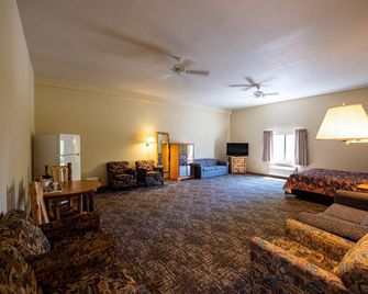 سوبر 8 باي ويندام بريدجفيو أوف ماكيناو سيتي - ماكيناو ستي - غرفة معيشة