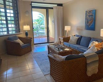 Fantastic Ocean Front 2 bedroom 2 Bath Villa In Pal Mas Del Mar Resort. - Humacao - Sala de estar